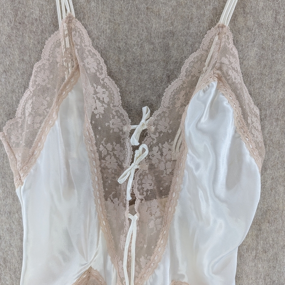 Vintage Victoria’s Secret Gold Label Teddy Ivory Satin Lace Lingerie Medium - Picture 3 of 8